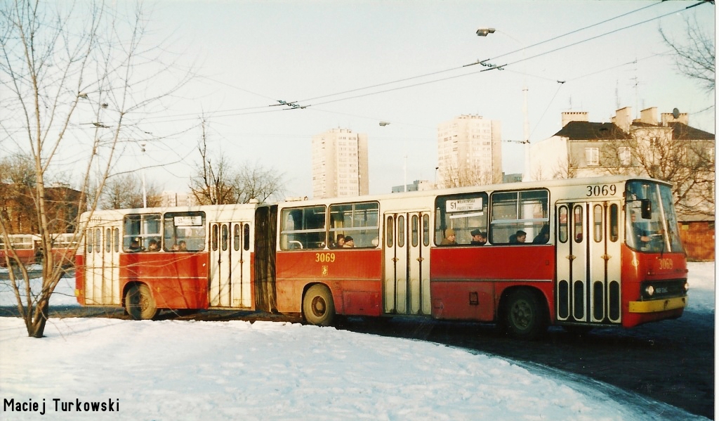3069
CzÄsto za trolejbusy pojawiaĹy siÄ jednak dominujÄce Ikarusy.
Słowa kluczowe: DziwadĹo ZaTrolejbus