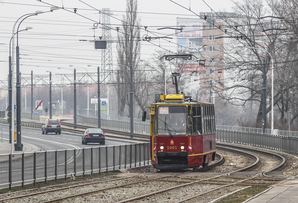 2005
"Zabytek" jedzie na Linii Oporu, zwiÄzanej z dzisiejszym ĹwiÄtem ĹźoĹnierzy wyklÄtych. Z tego co siÄ dowiedziaĹem to miaĹa byÄ eNka.
Słowa kluczowe: DziwadĹo