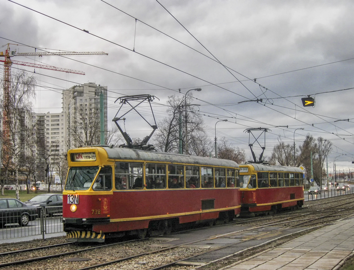 732+753
ZdjÄcie jeszcze z aparatu "maĹpy". Parada z okazji poĹźegnania wagonĂłw serii 13N.
Słowa kluczowe: Konstal13N PoĹźegnanie13N