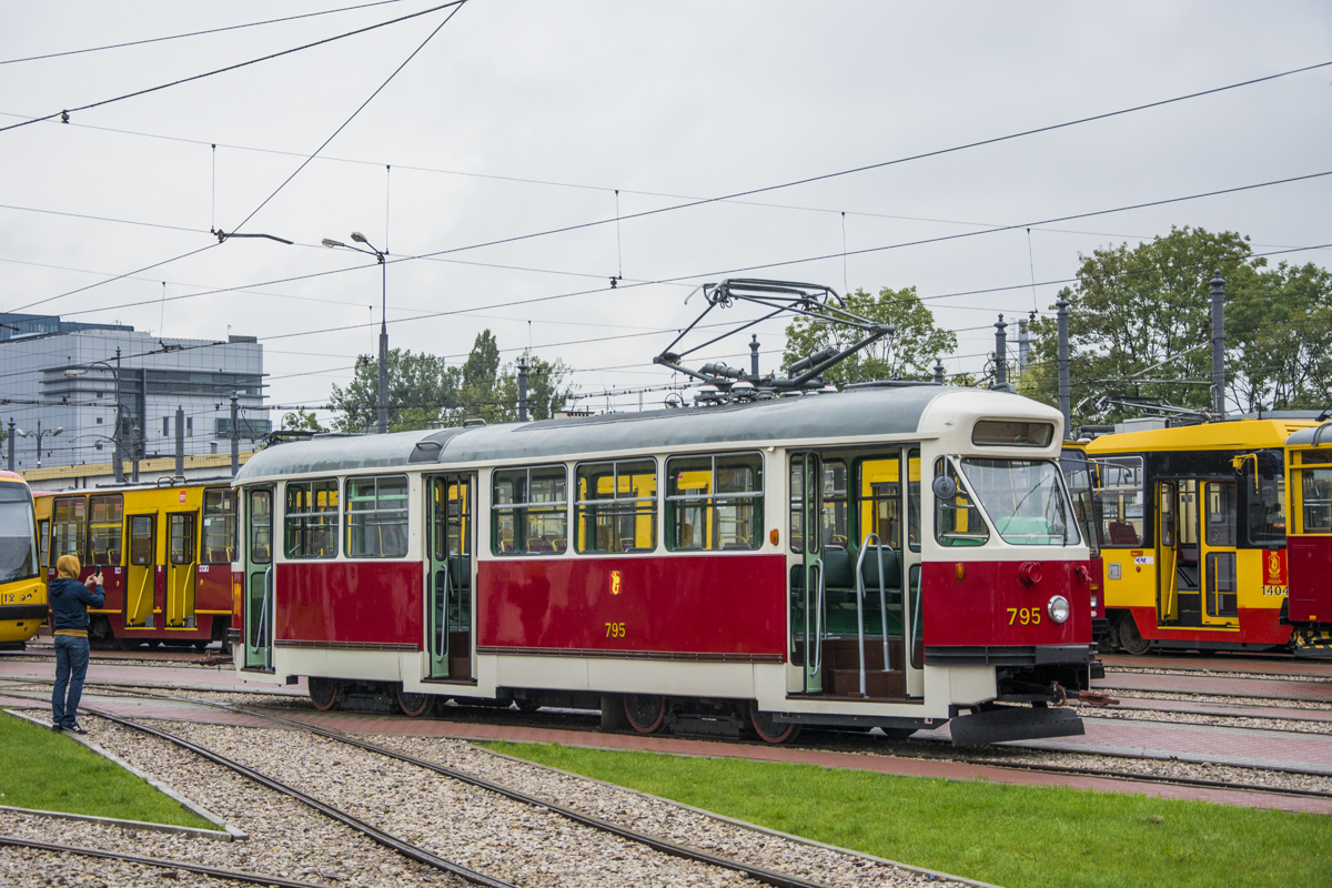 795
Na dniach transportu publicznego zaprezentowano ĹwieĹźo wyremontowany wagon 13N #795.
Słowa kluczowe: DTP2017 Konstal13N