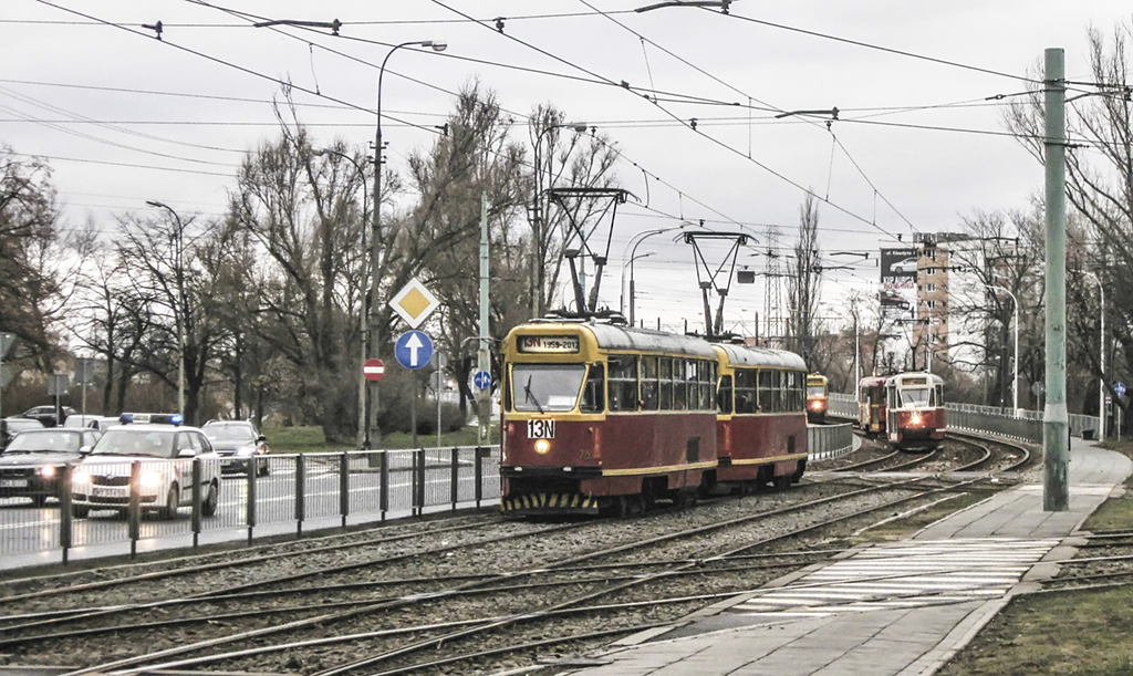 732+753
Z cyklu kompakt w akcji gdy nie wie siÄ nic o fotografii.
Słowa kluczowe: PoĹźegnanie13N Konstal13N Parada