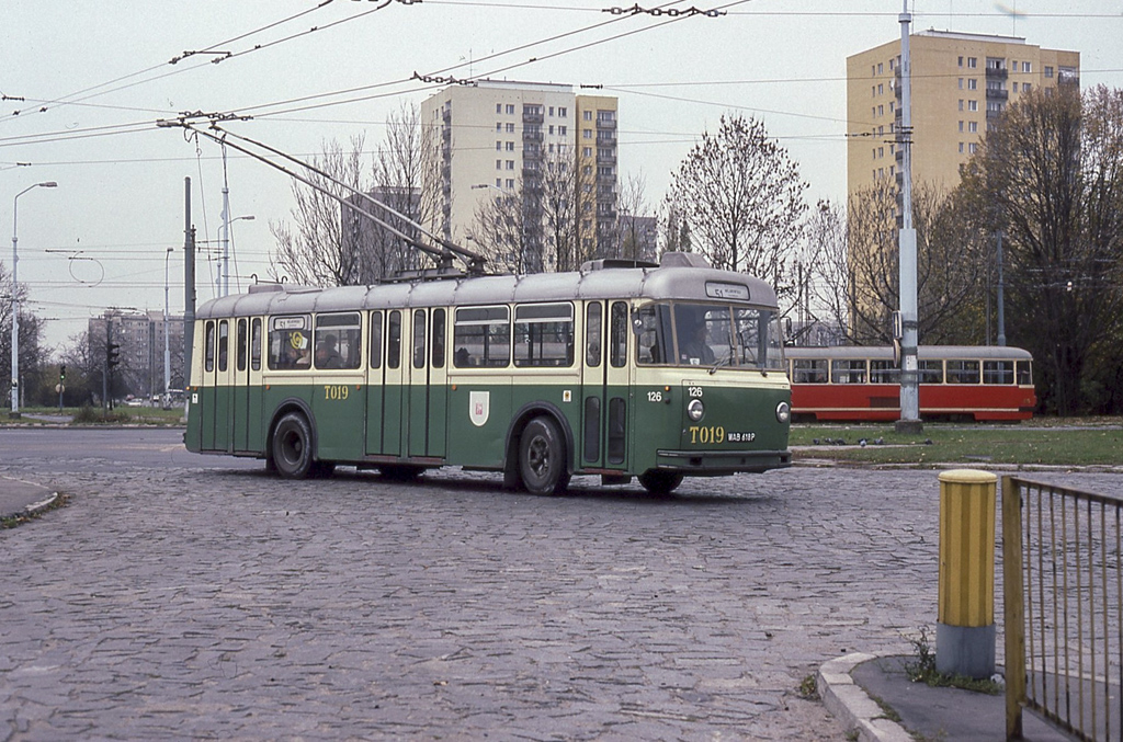 T019
Ăwczesne 709 byĹo obsĹugiwane Saurerami w zestawach z przyczepami lub jako solĂłwki oraz przez Jelcze PR110E. Foto AndrĂŠ Knoerr, GenĂ¨ve. 
