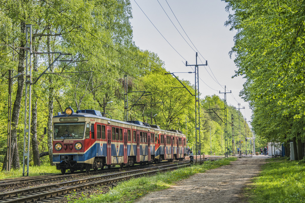 EN94-34+17
Duet jednostek w Podkowie LeĹnej. Jutro ostatni dzieĹ kursowania w sieci pociÄgĂłw serii EN94 - http://wkd.com.pl/aktualnosci/469-zakonczenie-eksploatacji-elektrycznych-zespolow-trakcyjnych-serii-en94.html
