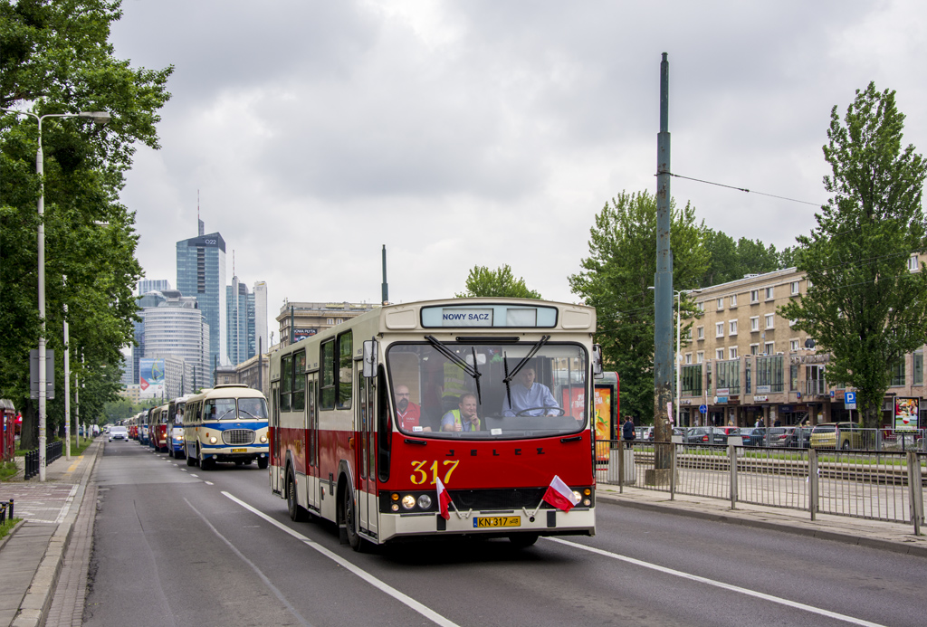 317
Jelcz M11 z Nowego SÄcza, staĹy bywalec warszawskiej nocy muzeĂłw.
Słowa kluczowe: NM2016 M11