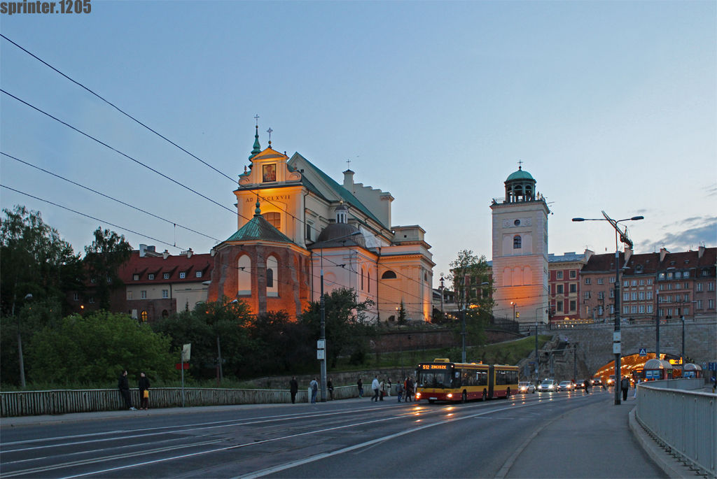 3380
Stary MAN pozuje na tle koĹcioĹa Ĺw. Anny.
Słowa kluczowe: Architektura ZachĂłd