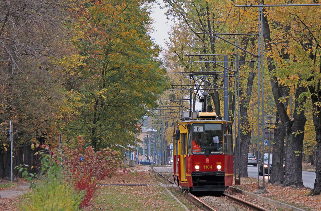 1104
Jeden z, moim zdaniem, ciekawszych objazdĂłw w tym roku. W zwiÄzku z wyĹÄczeniem ruchu tramwajowego miÄdzy Rondem StarzyĹskiego, a pÄtlÄ ĹťeraĹ FSO zawieszono linie 18, 20 i 28. Ponadto uruchomiono liniÄ 78 jeĹźdĹźÄcÄ miÄdzy pÄtlÄ Piaski a SĹuĹźewcem przez Most GdaĹski i ĹlÄsko-DÄbrowski, a liniÄ 6 wydĹuĹźono po trasie 20 do kraĹca Boernerowo.
Słowa kluczowe: objazd