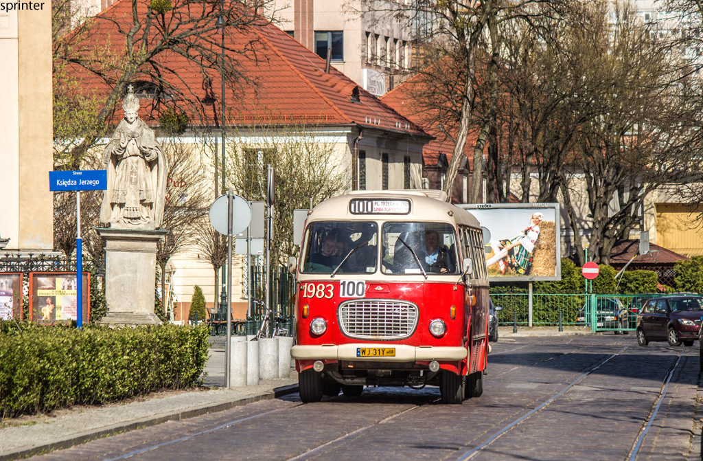 1983
W niedzielÄ moĹźna byĹo przejechaÄ siÄ zabytkowym autobusem na trasie prowadzÄcej m.in. przez liniowo nieobsĹugiwanÄ ulicÄ ChĹodnÄ.
Słowa kluczowe: 35lecieKMKM 272MEX Bruk