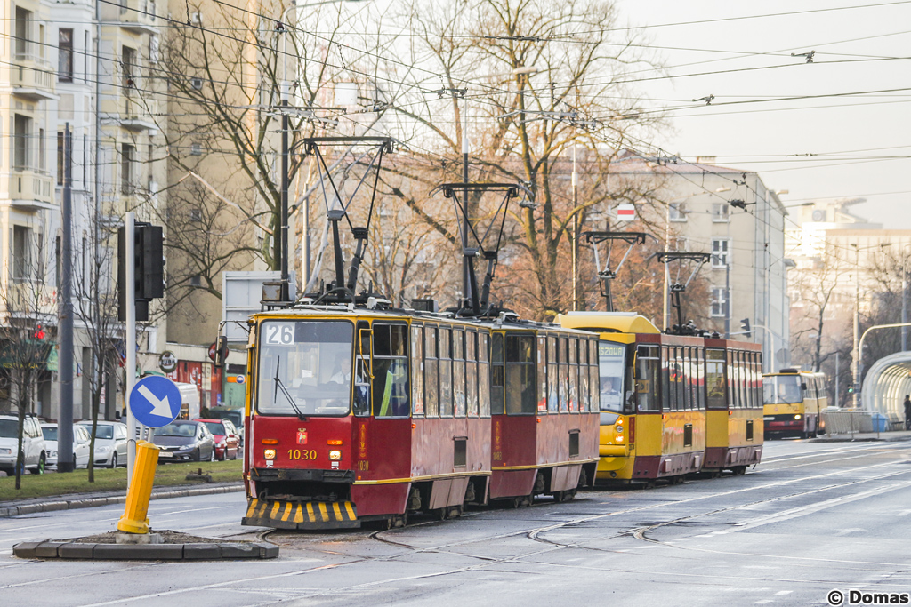 1030+1083
ZdjÄcie czterokrotnie historyczne: pierwszoplanowy skĹad nie istnieje od kwietnia 2013 roku, drugoplanowy skĹad jest po nowemu i stacjonuje juĹź na R-3 [i]"MokotĂłw[/i], a trzecioplanowy wĂłz nie istnieje od sierpnia 2013 roku. Do tego widoczna wysepka juĹź nie istnieje, a tramwaje jeĹźdĹźa rĂłwnieĹź w relacji na wprost do placu WileĹskiego.
