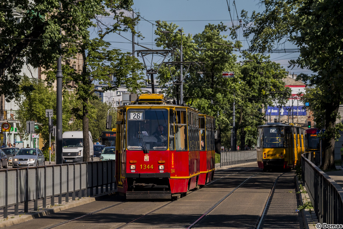 1344+1343
Jeden z ostatnich zetkowcĂłw na popoĹudniowym dodatku linii 26 przemierza odgrodzone torowiska na ulicy Targowej.
