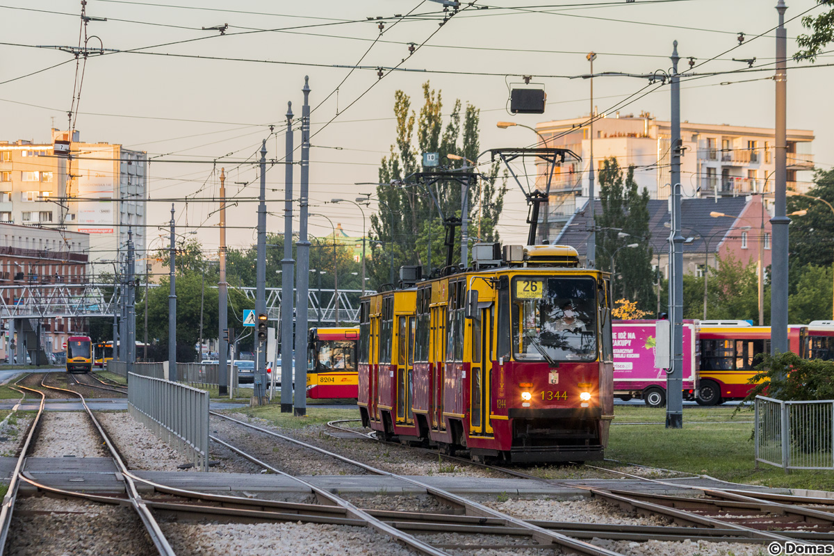 1344+1343
105-ka wĹaĹnie rozpoczyna pĂłĹkurs zjazdowy z Wiatracznej do zajezdni "Ĺťoliborz".
Słowa kluczowe: Kelly