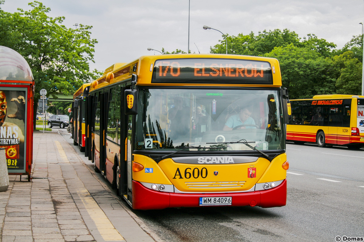 A600
Scania odpoczywa przed jednym z kursĂłw w kierunku Elsnerowa. Do koĹca kontraktu byĹa to jedna z najbardziej zadbanych "skakanek". Za niÄ widzimy Jelcza na linii 176, ktĂłra wĂłwczas, Ĺźeby dojechaÄ na pl. Hallera jechaĹa od Ronda Ĺťaba ulicÄ StarzyĹskiego, a po przeciwnej stronie ulicy dosyÄ powszechny widok przegubowego MAN-a z Michalczewskiego na linii 509.
