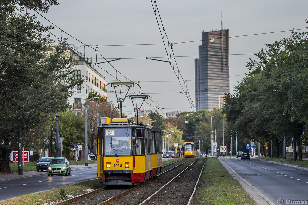 1412+1411
W dniu dzisiejszym rozpoczÄĹ siÄ kolejny etap budowy torowiska tramwajowego w ulicy PowstaĹcĂłw ĹlÄskich i w zwiÄzku z tym linie 20, 23 i 24 zostaĹy skrĂłcone do pÄtli KoĹo, zaĹ linie 6 i 28 do pÄtli Nowe Bemowo i Piaski.
