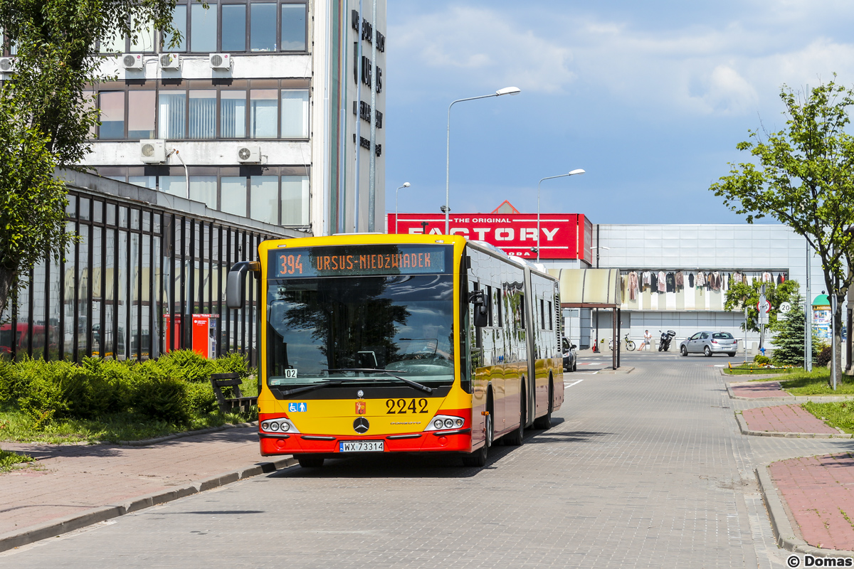 2242
Od 2008 roku istniaĹa sobie taka linia jak 394, ktĂłrej zadaniem byĹ dowĂłz mieszkaĹcĂłw osiedla Ursus-NiedĹşwiadek do najbliĹźszej wĂłwczas stacji kolejowej, czyli Warszawa Ursus. Zasadniczo linia zawsze zaczynaĹa i koĹczyĹa na widocznej pÄtli pod ratuszem dzielnicy Ursus. ZbieraĹa mieszkaĹcĂłw krÄcÄc siÄ po osiedlu w rĂłĹźnych wariantach zaleĹźnie od aktualnie obowiÄzujÄcego (zasadniczo byĹy dwa - przed otwarciem Nowolazurowej i po otwarciu), jednak na poczÄtku 2014 roku linia zniknÄĹa za sprawÄ uruchomienia przystanku kolejowego PKP Ursus-NiedĹşwiadek.

Na zdjÄciu widzimy dziwadĹo, linia byĹa gĹĂłwnie obsĹugiwana wozami 10- i 12-metrowymi z zajezdni "Kleszczowa", a w miÄdzyczasie rĂłwnieĹź przez rĂłĹźne autobusy z Mobilisu, w tym starsze Urbino 12 (A1xx), Urbinetto 10 (A3xx) czy Jelcze Libero. A, Ikarusy, byĹy teĹź czasami jakieĹ Ikarusy. ;)
Słowa kluczowe: DziwadĹo