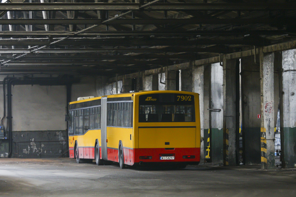 7902
Jelcz czeka na koniec swojej zajezdni i kariery w kÄcie obok myjki.
