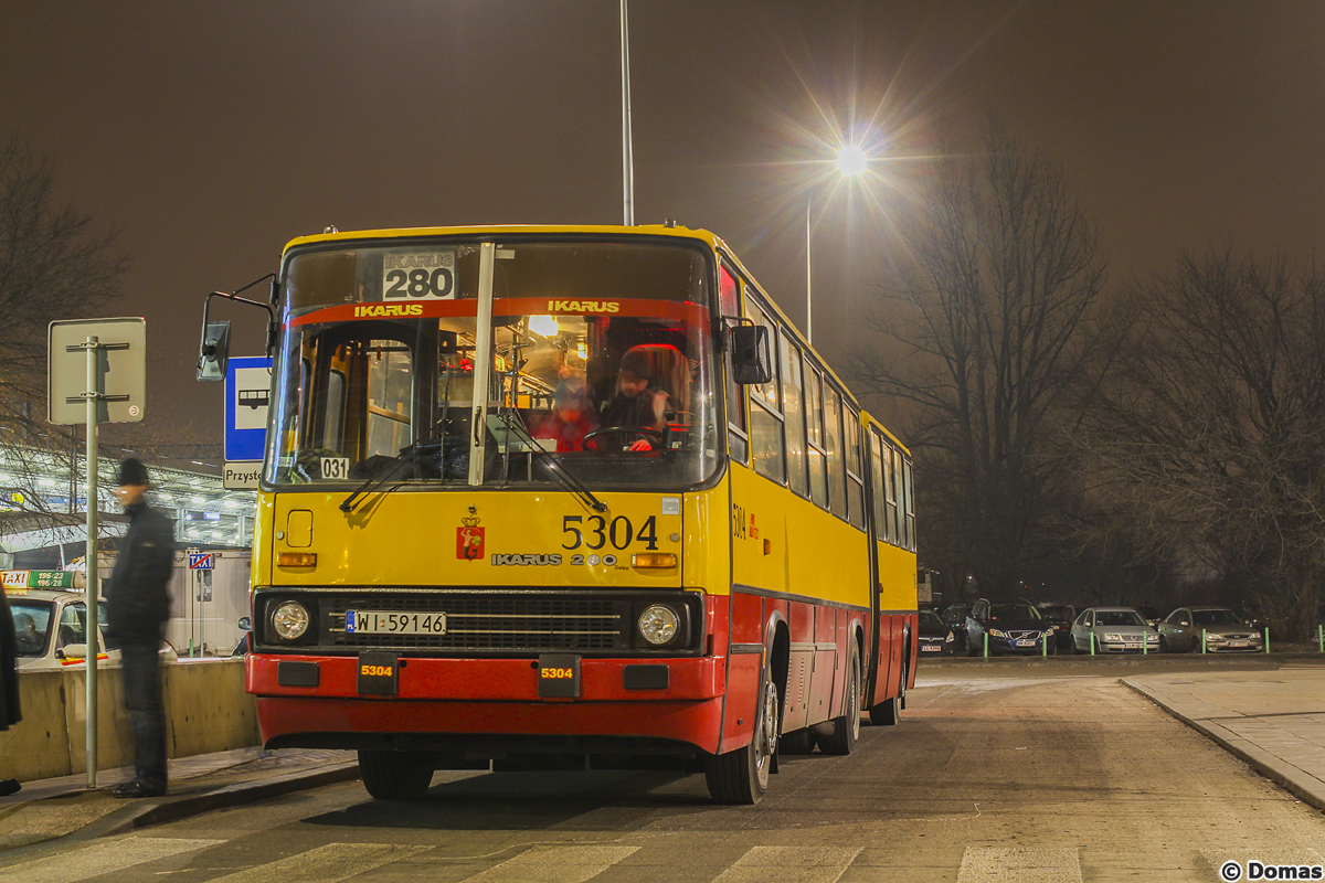 5304
Czas siÄ poĹźegnaÄ - 7 lat temu odbyĹo siÄ chyba jedno z najciekawiej wykonanych poĹźegnaĹ, czyli koniec ery IkarusĂłw w Warszawie.

Linia 280 kursowaĹa na trasie Metro Ratusz ArsenaĹ - trasa W-Z - Targowa - Dworzec Wschodni (Lubelska) i oprĂłcz poĹźegnania miaĹa formÄ wspomagajÄcÄ w zwiÄzku z organizacjÄ imprezy sylwestrowej na bĹoniach Stadionu Narodowego.
Słowa kluczowe: IK280 PoĹźegnanieIkarusĂłw