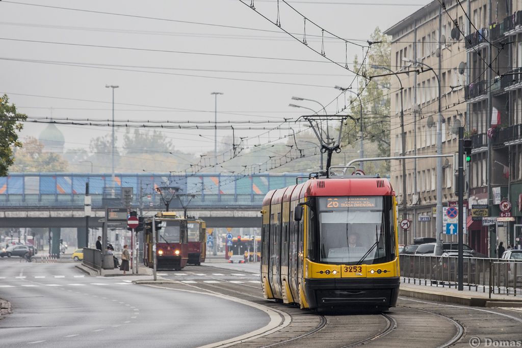 3253
Ĺťoliborska brygada na linii 26 pokonuje delikatny Ĺuk na ulicy Wolskiej. W tle czai siÄ solowy wagon 105Na z tej samej zajezdni, jednak na innej linii (27).
