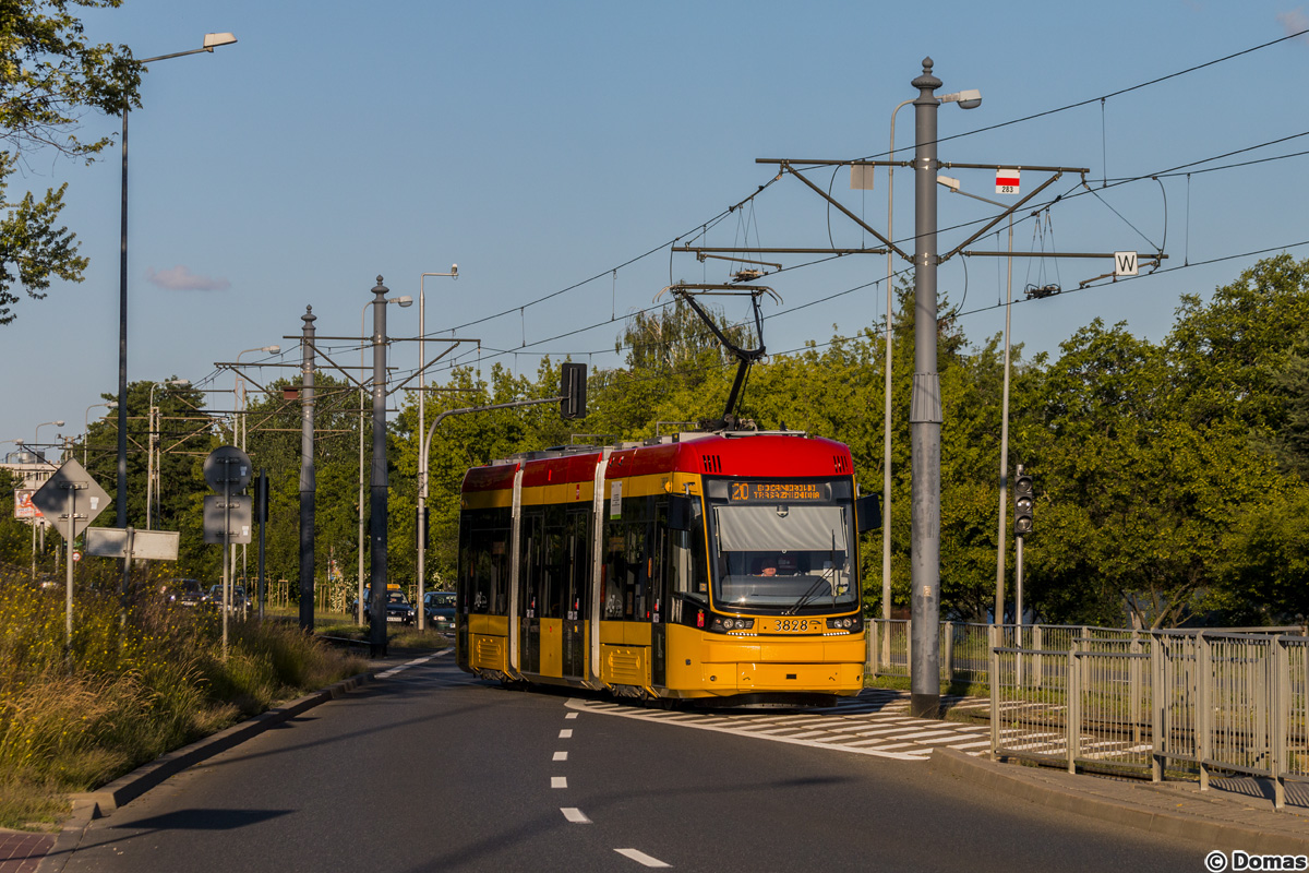 3828
W zwiÄzku z weekendowym remontem torowiska na MĹynarskiej linia 20 zostaĹa skrĂłcona do odcinka KoĹo - Boernerowo i pojawiĹa siÄ na niej dawno niewidziana zajezdnia "Praga" oraz debiutujÄce na tej linii wagony typu Jazz.
