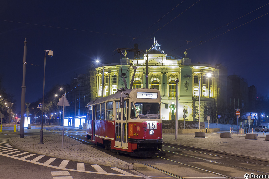 407
ParĂłwka pozuje na placu Politechniki jako linia 15. Linia jest nierozĹÄczna z tym miejscem od 1956 (z przerwami na remonty itp.)
Słowa kluczowe: Konstal13N Architektura