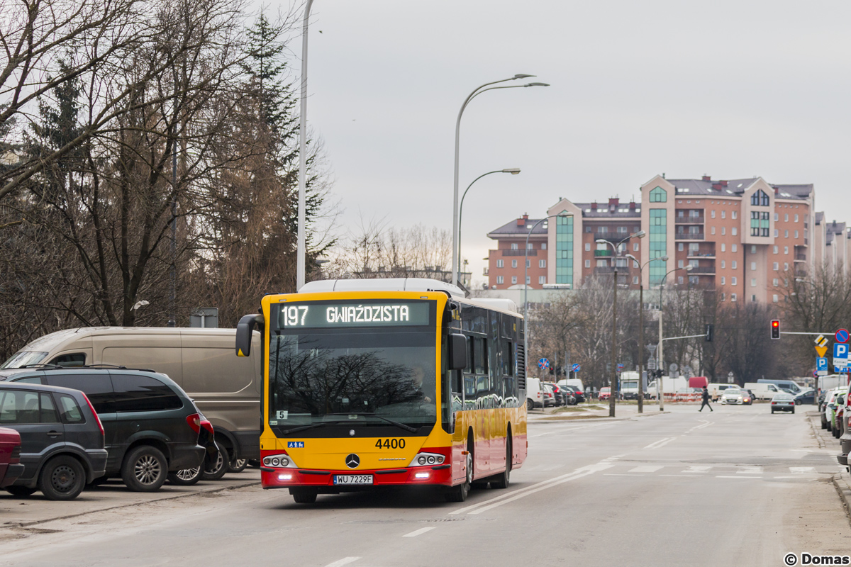 4400
Kwadr... znaczy nowy Mercedes przemierza Bielany kierujÄc siÄ na GwiaĹşdzistÄ.
