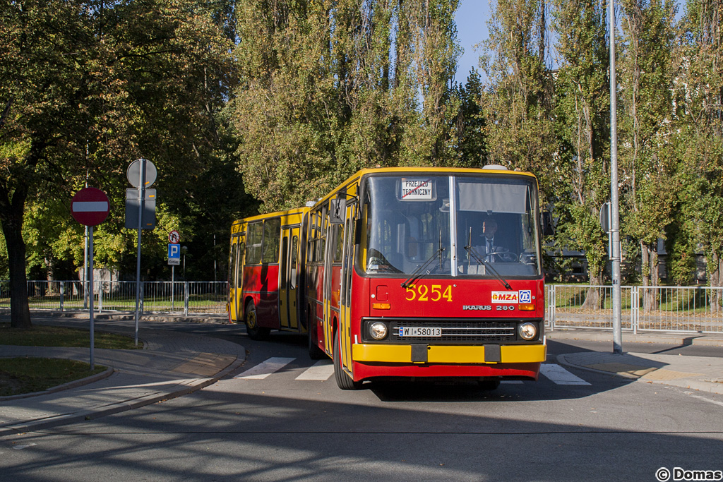 5254
WĂłwczas ostrobramski Ikarus wjeĹźdĹźa na pÄtlÄ Metro MĹociny, na ktĂłrej tego dnia odbywaĹy siÄ Dni Transportu Publicznego 2011
Słowa kluczowe: DTP2011 IK280