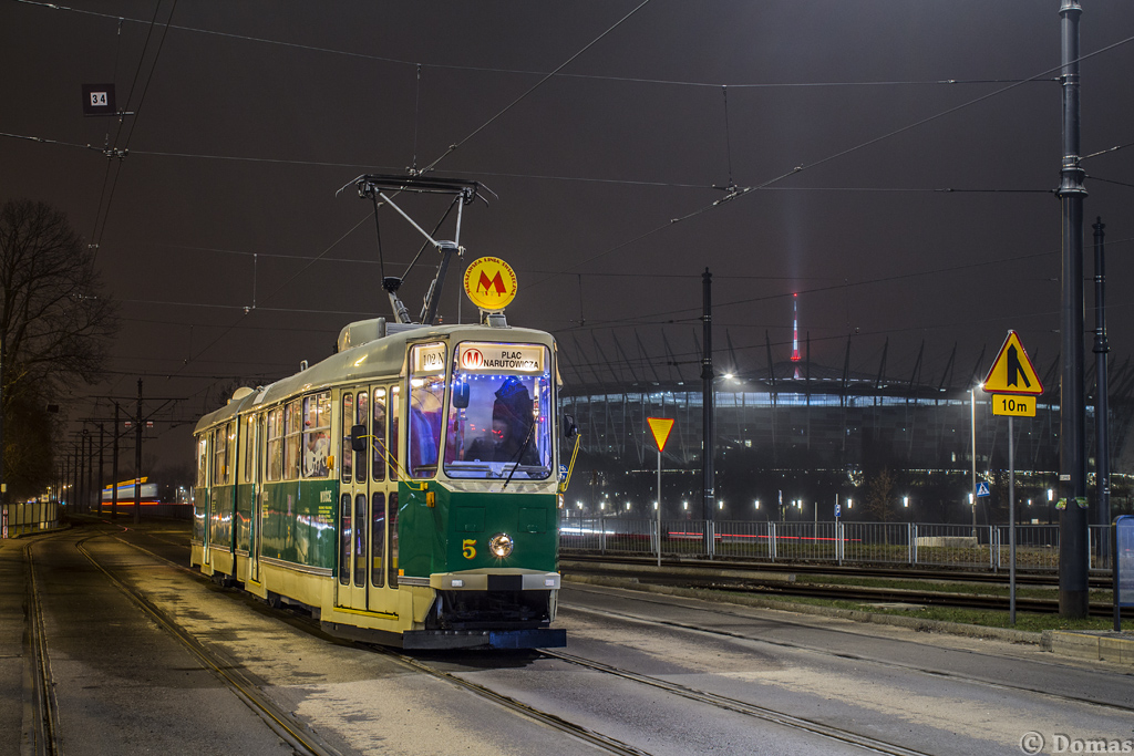 5
6 grudnia, jak co roku, uruchamiany jest specjalna linia mikoĹajkowa na ktĂłrej kursujÄ z reguĹy dwa tramwaje z floty TW. W tym roku, dziÄki otwarciu dla ruchu Targowej, trasa ulegĹa zmianie wzglÄdem roku poprzedniego i zamiast krÄcenia kĂłĹek na trasie plac Narutowicza - aleja Zieleniecka linia zostaĹa skierowana po trasie "maĹej Tetki", czyli robiĹa kĂłĹko Alejami Jerozolimskimi, mostem Poniatowskiego, rondem Waszyngtona, alejÄ ZielenieckÄ, TargowÄ, alejÄ SolidarnoĹci, mostem ĹlÄsko-DÄbrowskim, MarszaĹkowskÄ i w koĹcu NowowiejskÄ do Filtrowej i z powrotem do placu Narutowicza. CzÄstotliwoĹÄ kursowania wynosiĹa 45 minut (od 11.00 do 17.00), czas jazdy wynosiĹ 55 minut, a postoje wynosiĹy po 35 minut. Na brygadzie M1 pojawiĹ siÄ Konstal 105N #1000, a na M2 widoczny [i]Kanciak[/i].
