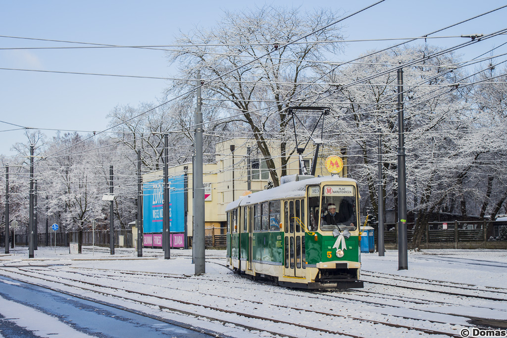 5
[i]Kanciak[/i] pozuje na tle nieczynnej pÄtli AWF.
Słowa kluczowe: Zima