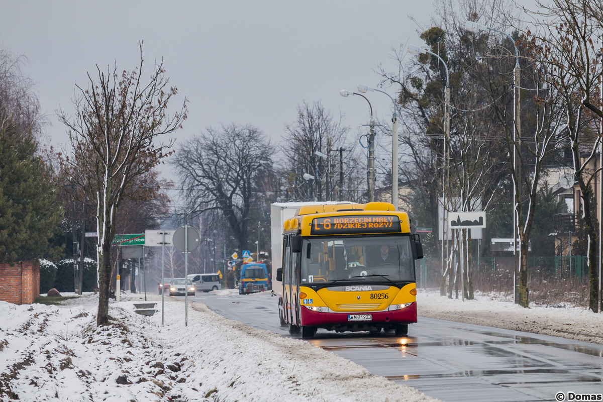 80256
Dawny A556 rĂłwnieĹź wystÄpowaĹ po zakoĹczeniu kontraktu jako 49657 na pruszkowskich liniach zastÄpczych z SKM, a teraz wystÄpuje jako 80256, czyli takim, jaki ma nadany zgodnie z nomenklaturÄ PKS-owÄ. SwojÄ drogÄ logika Grodzia w czystej postaci - wĂłz niekontraktowy na brygadzie caĹodziennej, a na dodatku wĂłz kontraktowy...
