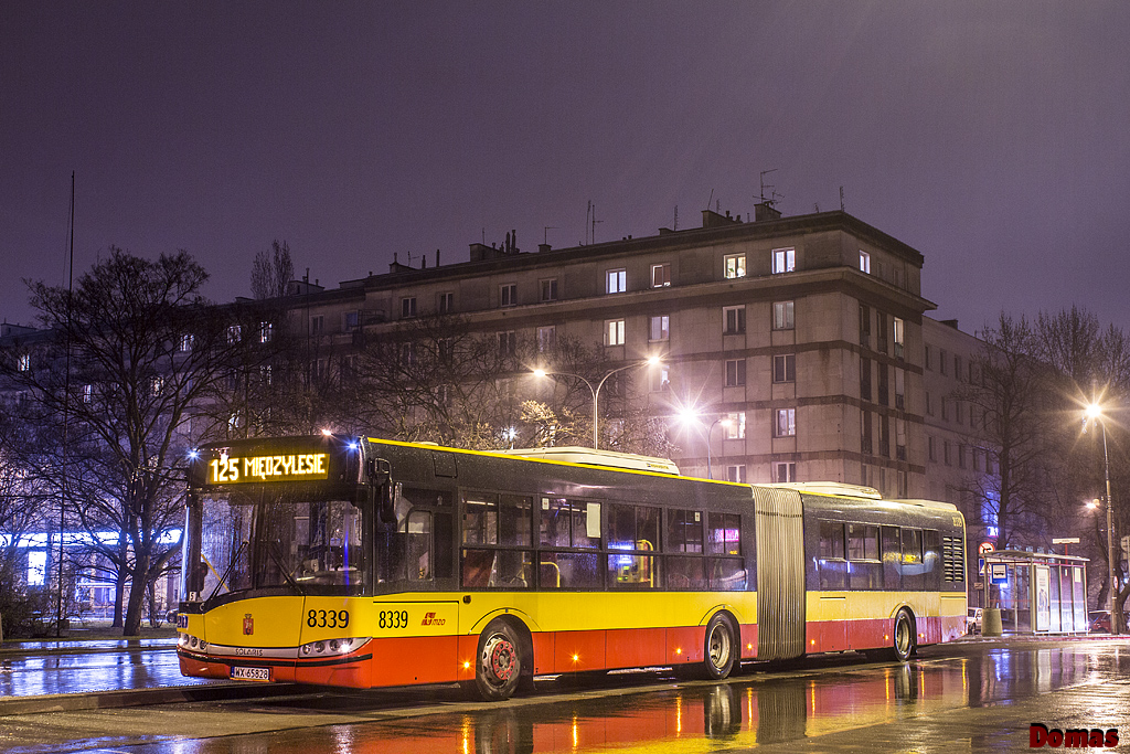 8339
Urbino skÄpane w gÄstym deszczu stoi na placu Hallera.
