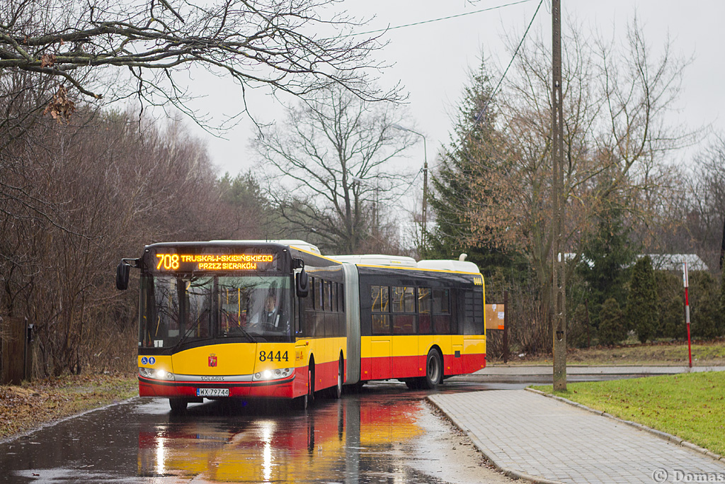 8444
Solaris z najnowszej dostawy wyjechaĹ wĹaĹnie z pÄtli w Sierakowie. SeriÄ, ktĂłra przyjechaĹa w ostatnich dniach na "StalowÄ" wyrĂłĹźniajÄ m.in. dzielone burty, inny system informacji pasaĹźerskiej (NovaMedia znana np. z MercedesĂłw czy SolbusĂłw), a takĹźe inne umieszczenie ĹwiateĹ do jazdy dziennej (widoczne na zdjÄciu). Ponadto w stylistyce moĹźna zauwaĹźyÄ znacznie podwyĹźszonÄ tylnÄ klapÄ silnika, jednak dziÄki temu w autobusie funkcjonuje najnowsza jednostka DAF-a: MX11 speĹniajÄcy rygorystycznÄ normÄ Euro VI, a poza tym kultury pracy silnika mĂłgĹby pozazdroĹciÄ tym pojazdom niejeden producent samochodĂłw osobowych

Do Sierakowa komunikacja miejska zaglÄda od 1991 roku, kiedy to pojawiĹa sÄ tam linia 708 (przelotowo) i 726. Dzisiaj pozostaĹy jedynie cogodzinne kursy w obydwu kierunkach na 708, a takĹźe nocne N58, rownieĹź w obu kierunkach.

