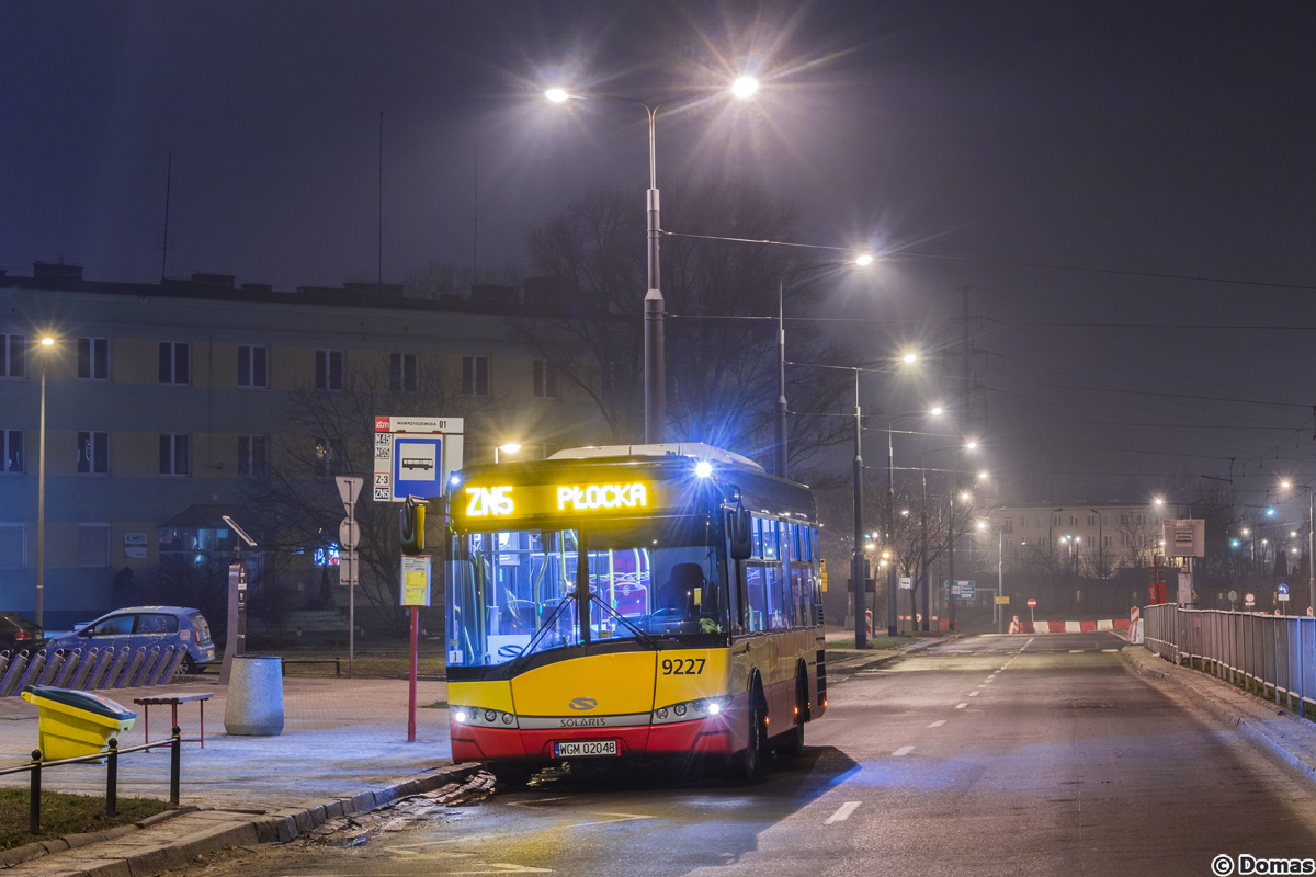 9227
Linia ZN5 uruchomiona zostaĹa w zwiÄzku z zamkniÄciem ulicy Obozowej w okolicach wiaduktu kolejowego za wycofane stÄd linie N45 i N95 do ktĂłrych z resztÄ dowozi na przystanku PĹocka. ObsĹuga to jeden Solaris Urbino 8,9LE z Mobilisu.
