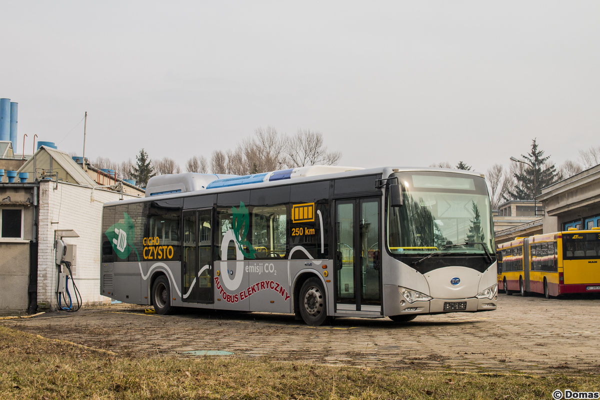 937
W poniedziaĹek na terenie CWS-u przyuwaĹźyĹem znajomy pojazd i popeĹniĹem foto zza pĹota. Poprzednio miaĹ numer 937, ale cholera wie jaki teraz bÄdzie miaĹ.
