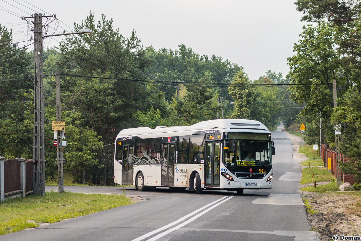 941
NiemalĹźe inne miasto, ale jednak nadal Warszawa. Hybryda wyjeĹźdĹźa z pÄtli w Aleksandrowie w swĂłj ostatni kurs tego dnia, dojedzie tylko do przystanku PKP RembertĂłw znajdujÄcego siÄ po poĹudniowej stronie linii kolejowej nr 2.
