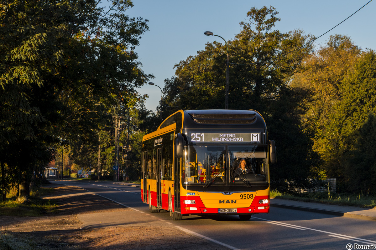 9508
Hybryda w mocnym, porannym Ĺwietle jedzie do Warszawy.

