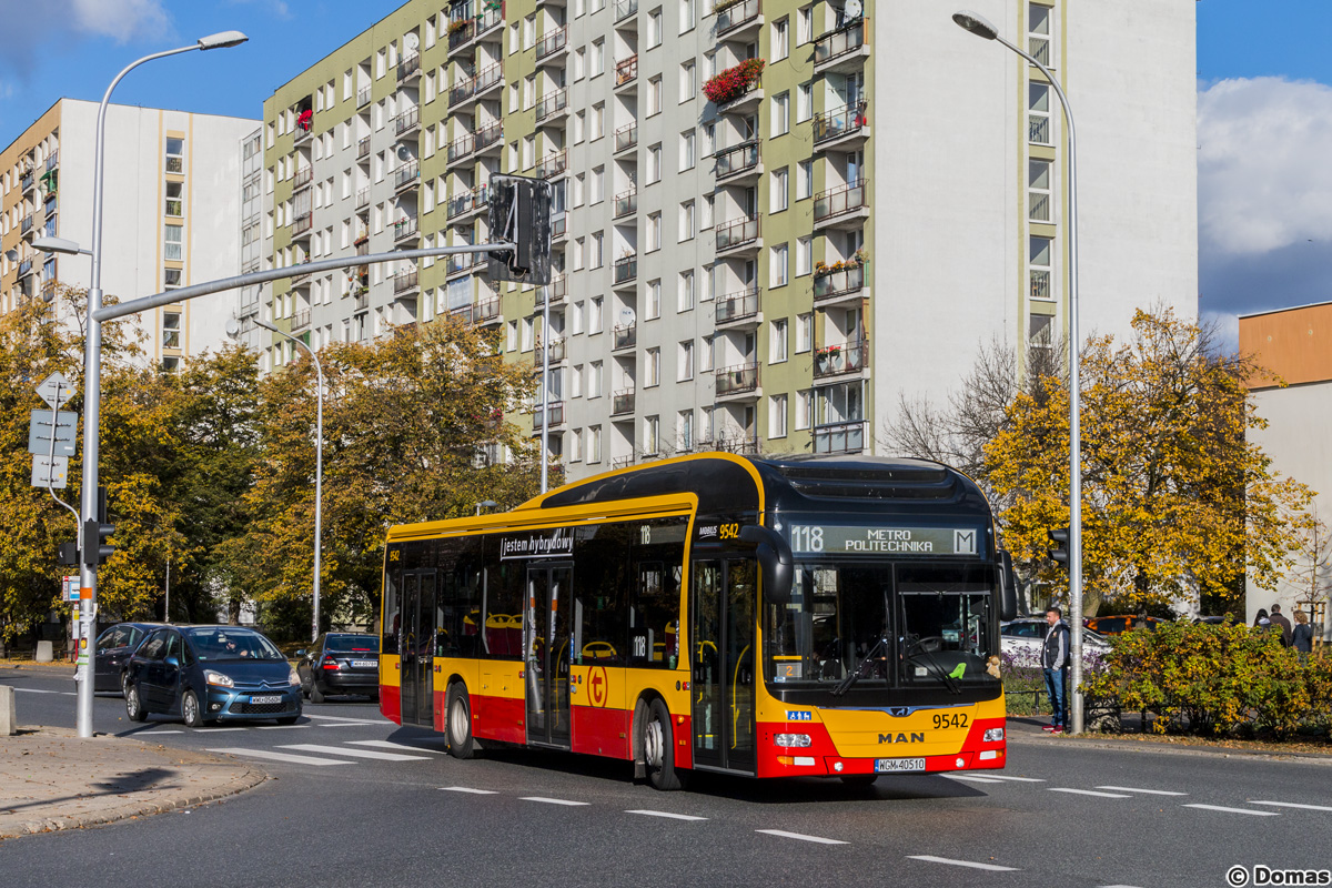 9542
MAN przed chwilÄ rozpoczÄĹ kurs w kierunku Politechniki i w promieniach jesiennego sĹoĹca spokojnie skrÄca z ulicy Chodeckiej w ĹojewskÄ.
