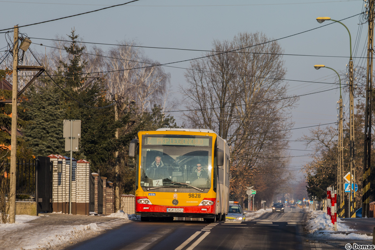 9828
Drugim autobusem obsĹugujÄcym liniÄ zastÄpczÄ byĹ widoczny Mercedes.
Słowa kluczowe: zapociÄg