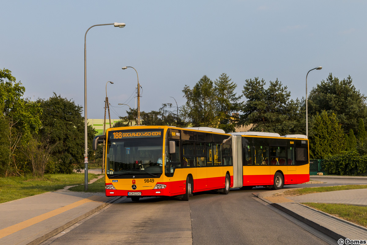 9849
Mercedes za chwilÄ zatrzyma siÄ na koĹcowym przystanku kursu z Lotniska Chopina na GocĹawek Wschodni, skÄd po krĂłtkiej, 6-minutowej przerwie, uda siÄ w podrĂłĹź powrotnÄ.
