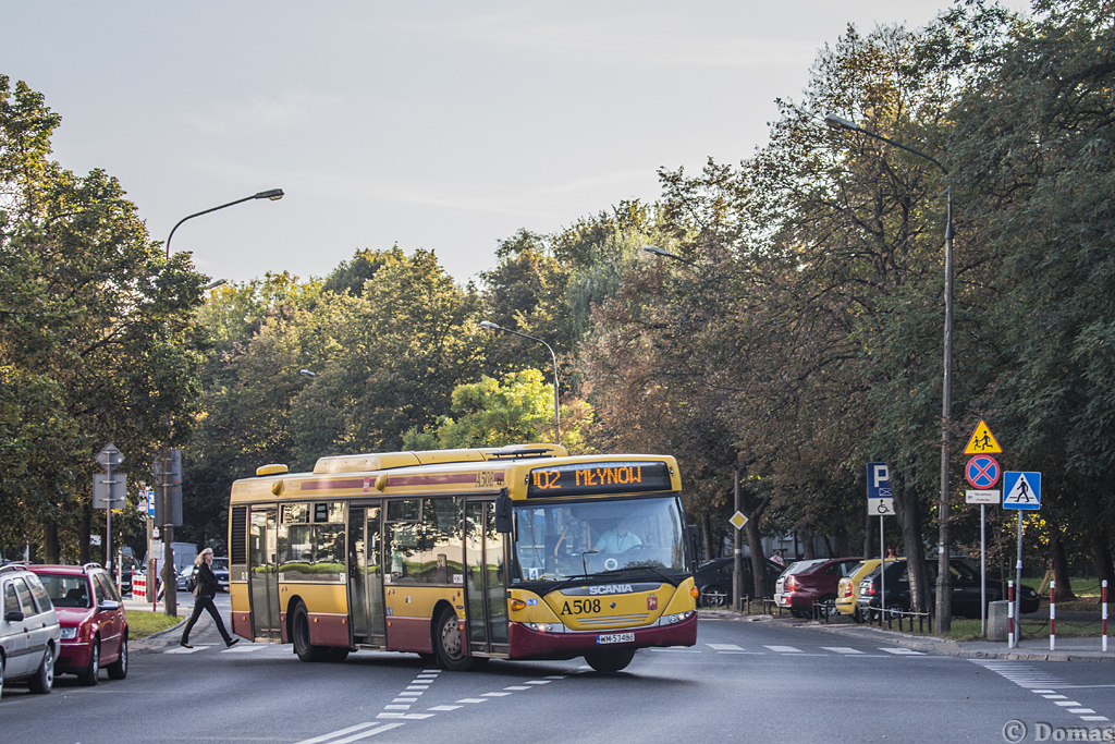 A508
Scania dynamicznie wykonuje skrÄt z PĹockiej w GostyĹskÄ, po czym jeszcze jeden z GostyĹskiej w ObozowÄ oraz z Obozowej w PĹockÄ i stanie na kraĹcu MĹynĂłw, aby odbyÄ krĂłtki postĂłj.
