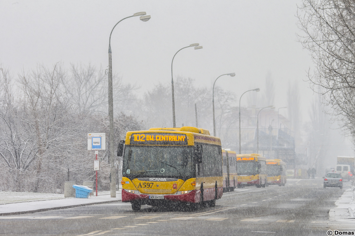 A597
Dzisiaj Scanie z grupy wschodniej (od A555 do A610) wyjeżdżają po raz ostatni na linie ZTM-u. W ruchu pozostaną wyłącznie wozy obsługujące komunikację zastępczą do Pruszkowa i Piastowa.
Słowa kluczowe: Zima
