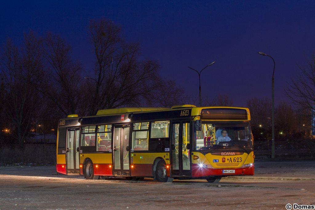 A623
Nowa Scania? Nie, to po prostu odĹwieĹźona i przenumerowana jednostka, ktĂłra kiedyĹ miaĹa numer A506. ZostaĹa dostosowana do obsĹugi linii 743 poprzez przemalowanie w nowe, warszawskie barwy, dodanie moduĹu namierzania GPS z dostÄpem dla ZTM-u, radio z ĹÄcznoĹciÄ z centralÄ ruchu i inne mniejsze drobiazgi. Dzisiaj pojawiĹa siÄ w ramach rezerwy na KupiecBusie i miaĹa wyjechaÄ na 56/N03, ale przez awariÄ sterownika wyĹwietlaczy, ktĂłry w pewnym momencie spodowowaĹ (najprawdopodobniej) zwarcie w caĹym ukĹadzie wĂłz dojeĹşdziĹ tylko do koĹca na KB i zjechaĹ do zajezdni.
