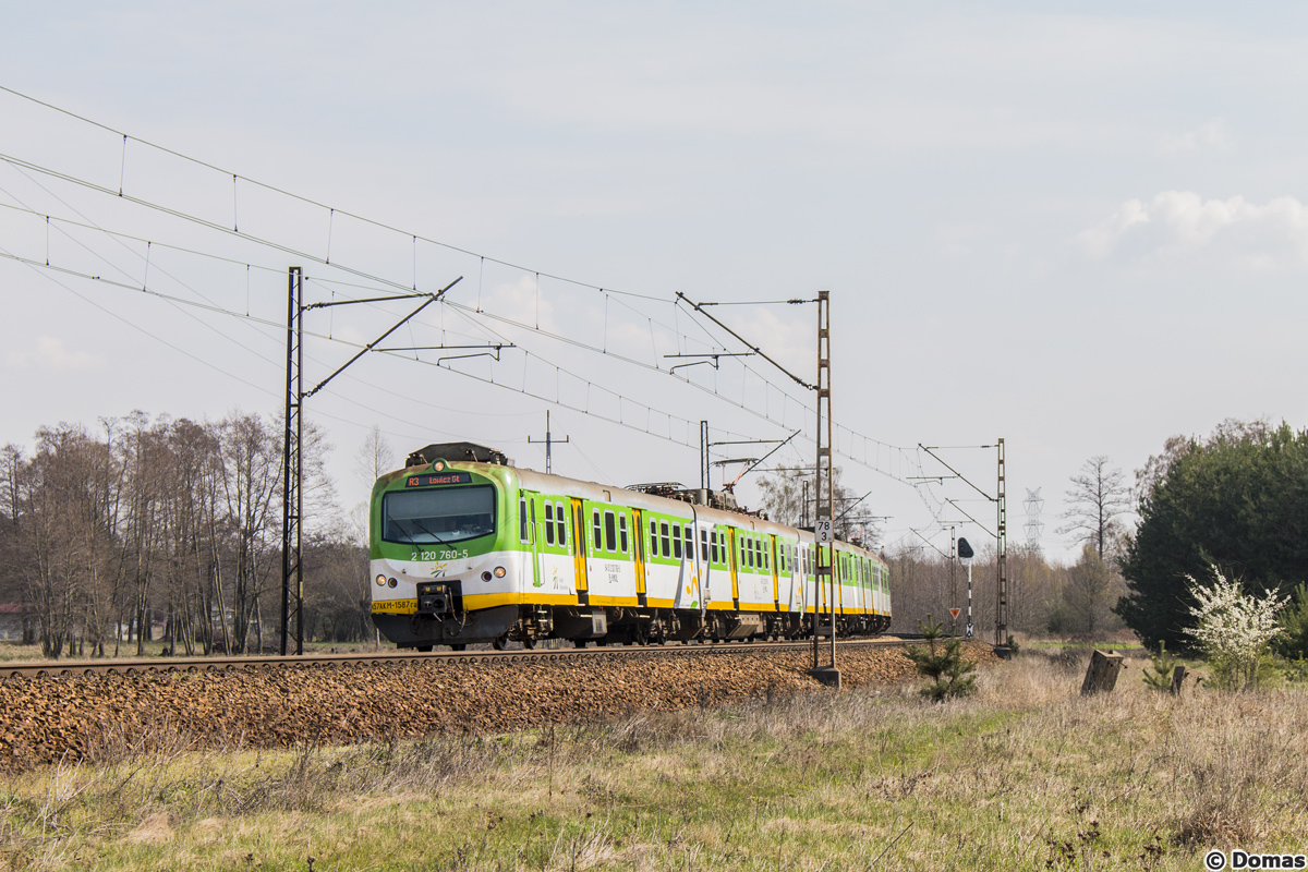 EN57AKM-1587
EN57AKM-1587 wraz z EN57AKM-1593 zbliżają się do rogatek Łowicza kończąc tym samym podróż z Warszawy Wschodniej do Łowicza.
