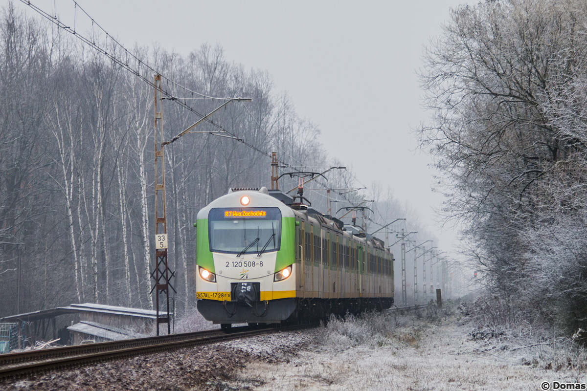 EN57AL-1728+1651
Tandem ALicji, czyli zmodernizowanych kibli, zbliĹźa siÄ do przystanku osobowego Pogorzel Warszawska jako pociÄg relacji Pilawa - Warszawa Zachodnia. CiekawostkÄ jest, Ĺźe mimo trwajÄcego remontu na linii nr 7 udaĹo siÄ pozostawiÄ regularny takt na odcinku DÄblin - Warszawa Zachodnia, dziÄki czemu pociÄgi na trasie DÄblin - Warszawa Zachodnia co okoĹo 2 godziny, a na odcinku Pilawa - Warszawa Zachodnia co okoĹo godzinÄ od wczesnego poranka do nocy.
