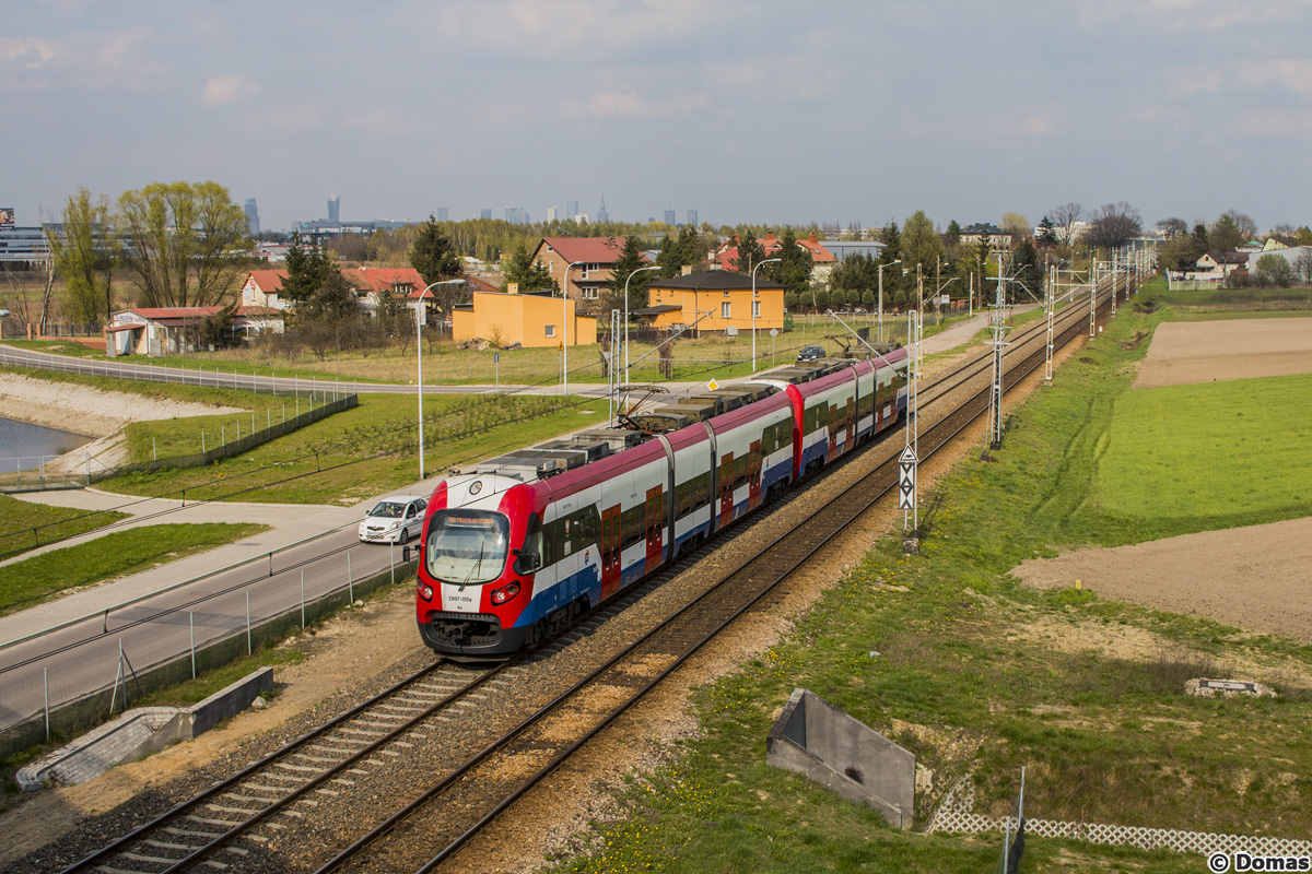 EN97-010
W sieci Warszawskiej Kolei Dojazdowej moĹźemy wyrĂłĹźniÄ dwie linie - A1 i A12. Druga wystÄpuje tylko w jednym wariancie, widocznym na zdjÄciu, czyli Warszawa ĹrĂłdmieĹcie WKD - MilanĂłwek GrudĂłw. Linia A1 wystÄpuje w 3 rĂłĹźnych wariantach - na peĹnej trasie Grodzisk Mazowiecki RadoĹska - Warszawa ĹrĂłdmieĹcie WKD oraz 2 skrĂłconych - z Warszawy do Komorowa i z Warszawy do Podkowy LeĹnej.
