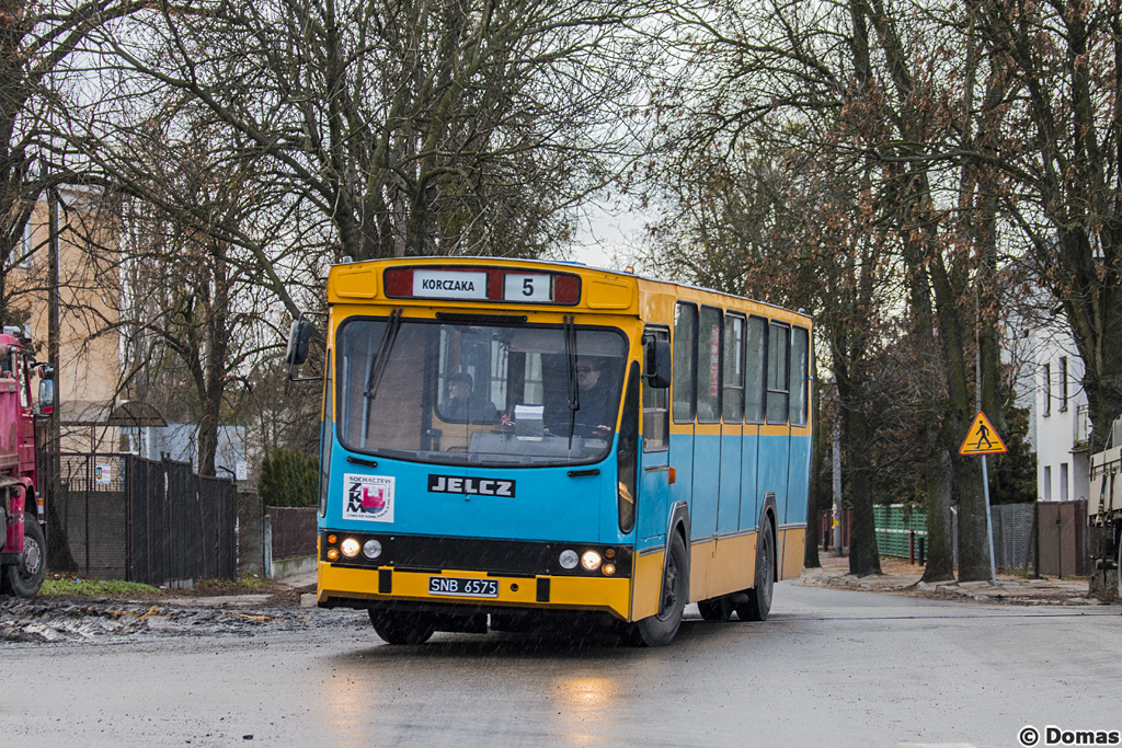 SNB 6757
Jelcz dynamicznie skrÄca w ulicÄ WyszogrodzkÄ.
