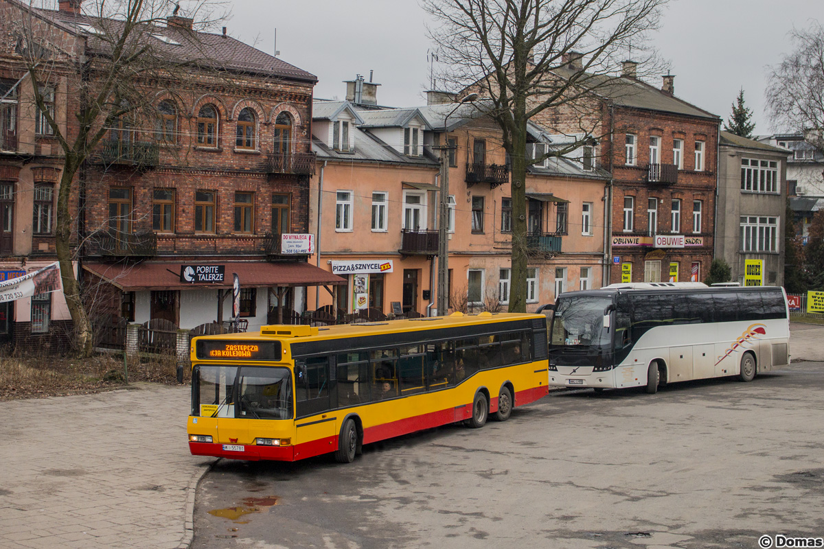 WI55781
Dzisiaj, z powodu wykolejonego na rozjeĹşdzie pociÄgu, mieliĹmy okazjÄ znowu zobaczyÄ Neoplany w akcji. KursowaĹy w ramach ZastÄpczej Komunikacji Autobusowej na trasie WoĹomin - Zielonka oraz w pojedynczych kursach na trasie Warszawa WileĹska - WoĹomin oraz Zielonka - TĹuszcz.
Słowa kluczowe: zapociÄg