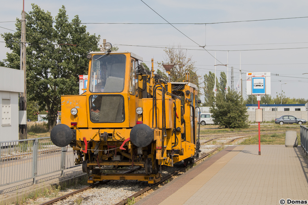 Podbijarka (ZUE)
Na pÄtli Ĺťeran Wschodni przygotowana juĹź jest podbijarka do torĂłw naleĹźÄca do firmy ZUE, ktĂłra bÄdzie wykonywaĹa remont torowiska na BrĂłdnie.

