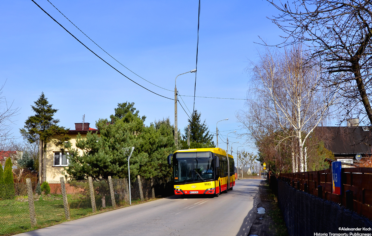 9913
Przegubem ulicą Oknicką? Tak, od wprowadzenia linii nr 412 na Zieloną Białołękę obsługę przejęła Arriva, z lekką pomocą MZA, swoimi gazowymi Urbino 18. Stąd można na tej dość wąskiej ulicy spotkać autobus dłuższy od standardowego. 

