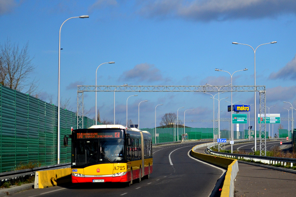 A725
Autobus zbliĹźa siÄ do wÄzĹa komunikacyjnego "Metro MĹociny" zjeĹźdĹźajÄc z trasy mostu Marii SkĹodowskiej-Curie. 
Słowa kluczowe: MOBSU18