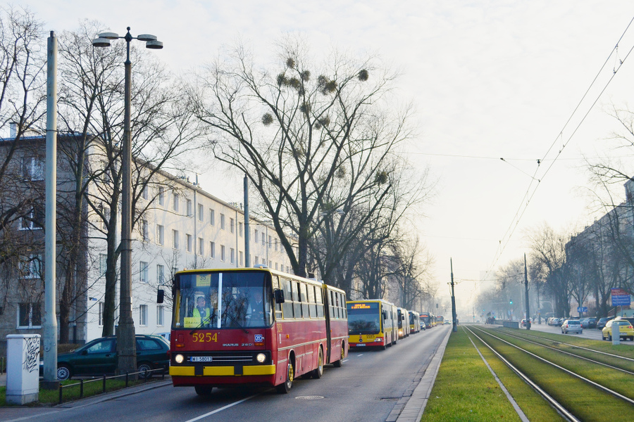 5254
Zabytkowy "bizon" z MZA w drodze ku koĹcowi parady poĹźegnalnej IkarusĂłw w Warszawie.
Słowa kluczowe: PoĹźegnanieIkarusĂłw Parada IK280