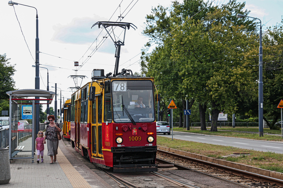 1009
TrzaskajÄca solĂłwka z biaĹymi porÄczami w Ĺrodku - to byĹ wtedy ciekawy egzemplarz. Trzy dni po zrobieniu tego zdjÄcia zostaĹ skreĹlony ze stanu..
