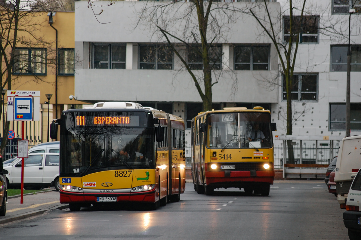8827
Jeszcze w miarÄ nĂłwka sztuka dzban 88 z Redutowej delikatnie przycupnÄĹ na przystanku. Nagle zza niego z donoĹnym rykiem wyĹoniĹ siÄ kleszczowy bizon na Z-2 i pognaĹ dalej dokoĹczyÄ kryterium uliczne. 
